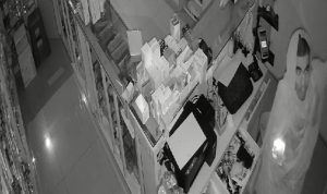 Aksi Maling Terekam CCTV di Apotek Central Care Meja 7 Tanjungpinang (Foto Tangkapan CCtv)