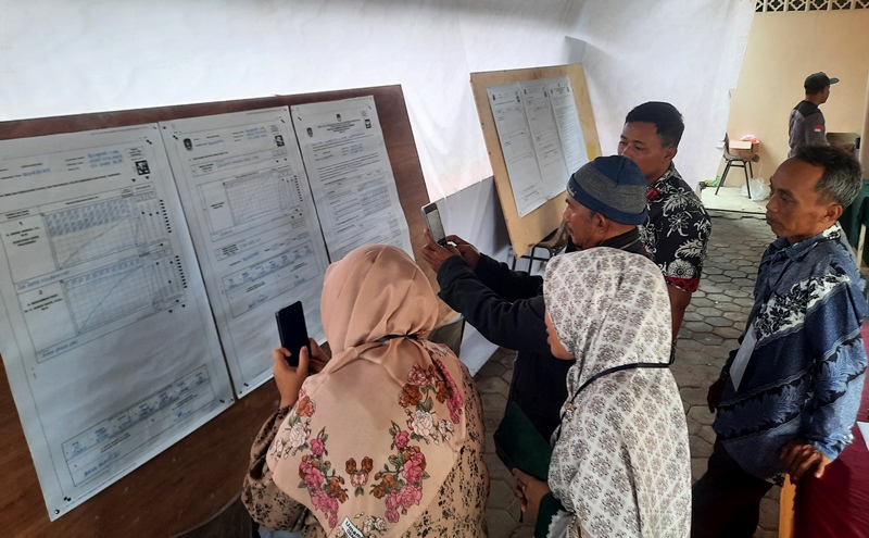 Anggota KPPS dan saksi saat menyaksikan perhitungan perolehan suara di TPS 14 Tanjungpinang Anggota KPPS dan saksi saat menyaksikan perhitungan perolehan suara di TPS 14 Tanjungpinang. (Foto: Roland/Presmedia.id)