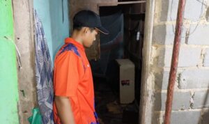 BPBD Bintan melihat lantai rumah warga yang roboh. (Foto: BPBD Bintan)