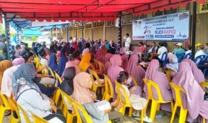 Beri dukungan pada calon Gubernur Kepri nomor urut 2 (HM.Rudi-Aunur Rofiq), warga Senggarang Tanjungpinang,pekik takbir saat menyambut kedatangan HM.Rudi, Rabu (6/11/2024). (Foto: Yo. HMR)