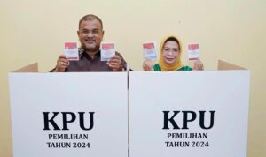 Bupati Karimun yang juga calon Wakil Gubernur Kepri, H.Aunur Rafiq dan istri, menyalurkan hak suara di TPS 008 Kelurahan Sungai Lakam Barat Karimun Rabu (27//11/2024).