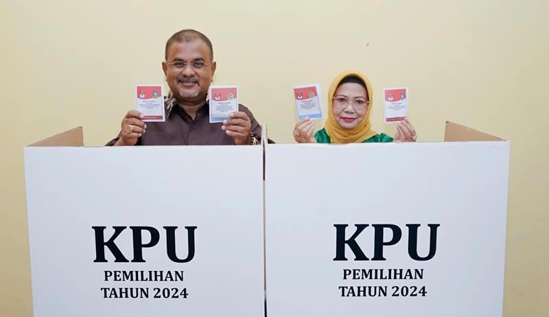 Bupati Karimun yang juga calon Wakil Gubernur Kepri, H.Aunur Rafiq dan istri, menyalurkan hak suara di TPS 008 Kelurahan Sungai Lakam Barat Karimun Rabu (27//11/2024).