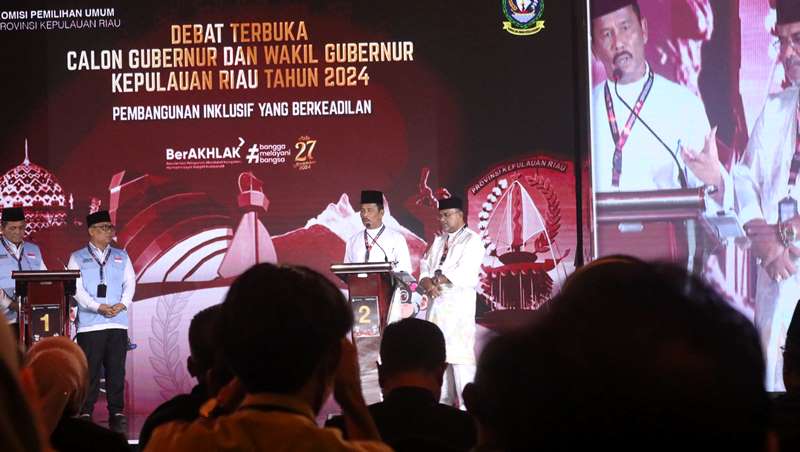 Calon Gubernur Kepri HM.Rudi-Aunur Rofiq saat menyampaikan Program dan Vusi misinya di debat Pilgub Kepri 2024 (Foto:tangkapan layar Debat Pilkada Kepri)