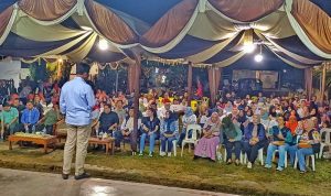 Calon Gubernur Kepri nomor urut 2 HM.Rudi-Aunur Rofiq, saat menggelar kampanye dan silaturahmi dengan warga Perumahan Pondok Pelangi di Kelurahan Tiban Indah, Sekupang, Batam.