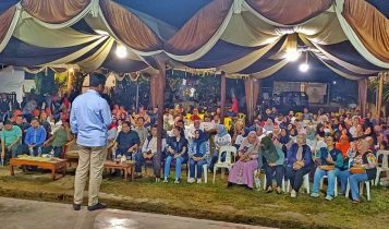 Calon Gubernur Kepri nomor urut 2 HM.Rudi-Aunur Rofiq, saat menggelar kampanye dan silaturahmi dengan warga Perumahan Pondok Pelangi di Kelurahan Tiban Indah, Sekupang, Batam.