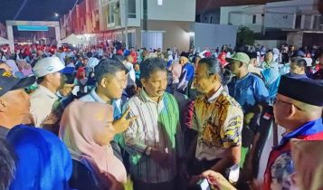 Calon Gubernur Kepulauan Riau (Kepri), HM.Rudi (HMR), saat bersilaturahmi dengan warga Perumahan Kopkar PLN, Bukit Palem, Sentra Melati, di Fasum Perumahan Kopkar PLN, Kelurahan Belian, Batam Kota, Batam, Jumat (8/11/2024).
