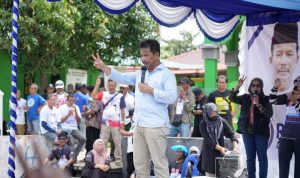 HM. Rudi menyampaikan komitmen mendorong konektivitas transportasi laut di Kepri dalam meningkatkan ekonomi daerah dalam pertemuan bersama warga Pulau Buluh, Kecamatan Bulang, Kota Batam, Selasa (12/11/2024).