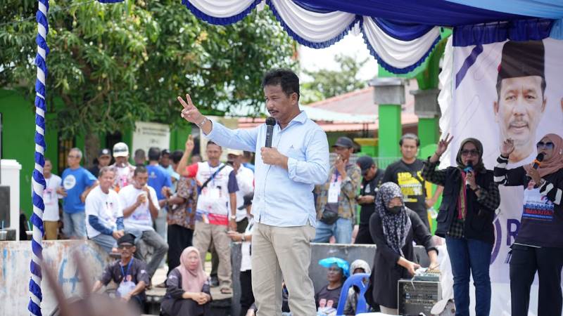 HM. Rudi menyampaikan komitmen mendorong konektivitas transportasi laut di Kepri dalam meningkatkan ekonomi daerah dalam pertemuan bersama warga Pulau Buluh Kecamatan Bulang Kota Batam HM. Rudi menyampaikan komitmen mendorong konektivitas transportasi laut di Kepri dalam meningkatkan ekonomi daerah dalam pertemuan bersama warga Pulau Buluh, Kecamatan Bulang, Kota Batam, Selasa (12/11/2024).
