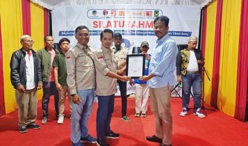 Hiraki Kepri Deklarasikan dukungannya kepada Paslon Rudi-Rafiq, di Perumahan Taman Sari Hijau, Kelurahan Tiban Baru Sekupang, Batam, Rabu (13/11/2024) malam. (Foto: Wido S/Tim HMR)