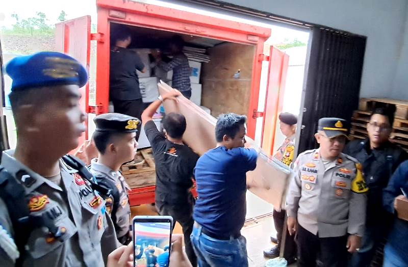 KPU Bintan, Bawaslu Bintan,Polres Bintan, dan Kesbangpol Bintan menyaksikan proses masuknya logistik Pilkada Bintan untuk Kecamatan Tambelan ke Truk PT Pos Indonesia. (Foto-Hasura)