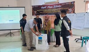 KPU Bintan dan Bawaslu Kepri menyaksikan proses rekapitulasi hasil penghitungan suara Pilgub Kepri dan Pilbup Bintan di PPK Kecamatan Bintan Timur. (Foto: Hasura/Presmedia.id)