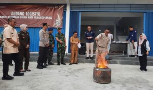 KPU Tanjungpinang musnahkan surat-suara sisa dan rusak Pilkada 2024 bersama stakeholder di depan Gudang Logistik KPU ( Roland/presmedia)