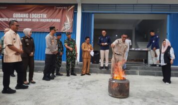 KPU Tanjungpinang musnahkan surat-suara sisa dan rusak Pilkada 2024 bersama stakeholder di depan Gudang Logistik KPU ( Roland/presmedia)