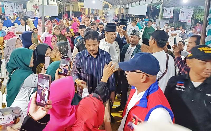 Kampanye dan silaturahmi HM. Rudi dan Aunur Rafiq di Sei Binti Sagulung Batam ini disambut antusias oleh masyarakat setempat Kampanye dan silaturahmi HM. Rudi dan Aunur Rafiq di Sei Binti, Sagulung, Batam ini disambut antusias oleh masyarakat setempat. (Foto: Tim HMR)