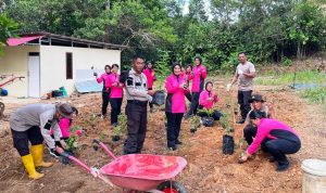 Kapolsek Tanjungpinang Kota Iptu Missyamsu Alson bersama ibu PKK dan anggota lainnya menanam sayuran di pekarangan belakang Polsek. (Foto: Humas)