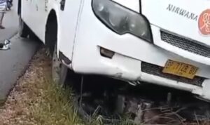 Kecelakaan lalulintas (Lakalantas), Bus Karyawan pariwisata menabrak seorang pengendara motor Yamaha Vixion di Jalan Penghijauan, Sungai Kecil, Kecamatan Teluk Sebong-Bintan Selasa (19/11/2024). (Foto: humas Polres Bintan)