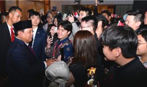 Kedatangan Presiden Prabowo Subianto di Beijing, Republik Rakyat Tiongkok (RRT), Jumat malam, 8 November 2024, disambut antusias mahasiswa dan warga di loby hotel tempatnya bermalam. (Foto: BPMI Setpres/Muchlis Jr)