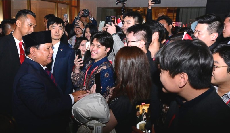 Kedatangan Presiden Prabowo Subianto di Beijing, Republik Rakyat Tiongkok (RRT), Jumat malam, 8 November 2024, disambut antusias mahasiswa dan warga di loby hotel tempatnya bermalam. (Foto: BPMI Setpres/Muchlis Jr)