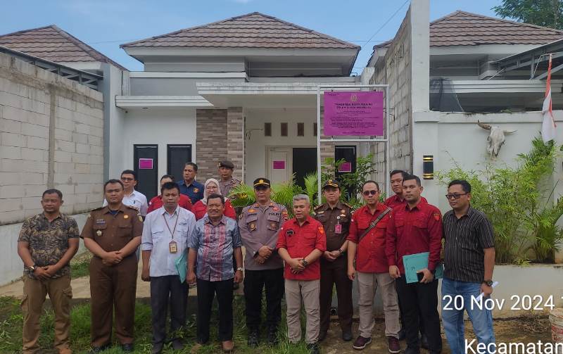Kejaksaan Agung melakukan penyitaan terhadap dua bidang tanah dan bangunan milik terdakwa Terdakwa Dedi Irwansyah alias Dedy Irvansyah bin Kemat, terpidana Cukai peredaran rokok ilegal tanpa pita cukai di Kabupaten Demak, Jawa Tengah. (foto:Penkum Kejagung).