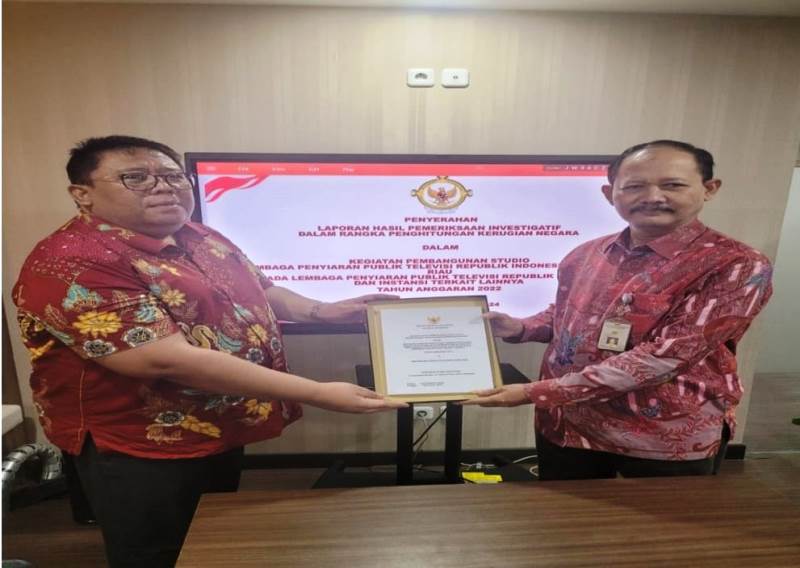 Kejaksaan Tinggi Kepulauan Riau saat menerima audit hasil perhitungan kerugian keuangan negara dugaan korupsi pembangunan studio LPP TVRI Kepri tahun 2022 sebesar Rp. 9 Miliar. (Foto: Penkum Kejati Kepri)