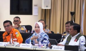 Kepala BMKG Dwikorita Karnawati ketika memaparkan hasil pengamatan prakiraan cuaca pada rapat tingkat Menteri untuk koordinasi, sinkronisasi dan pengendalian persiapan libur Natal 2024 dan Tahun Baru 2025. (Foto : Website BMKG)