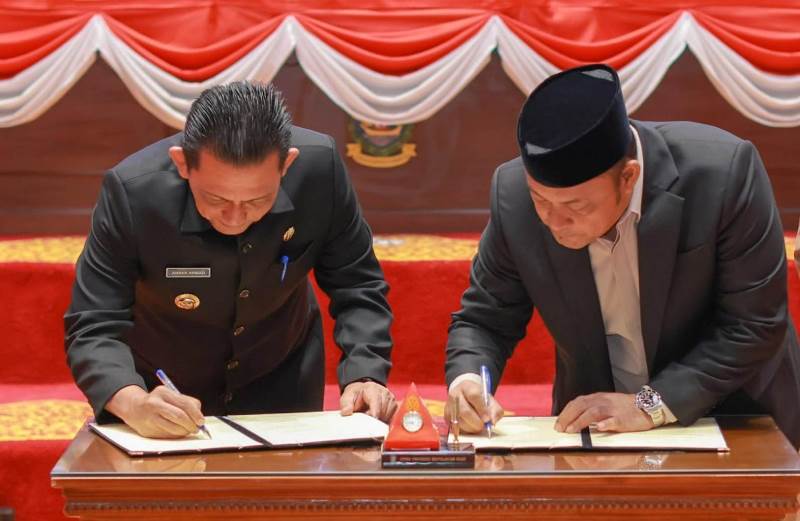 Ketua DPRD Kepri Iman Sutiawan dan Gubernur Kepri Ansar Ahmad saat menandatangani berita acara pengesahaan APBD 2025 Provinsi Kepri.