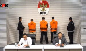 Komisi Pemberantasan Korupsi (KPK) melakukan penahanan terhadap tiga tersangka baru dugaan suap dengan paket pekerjaan pengadaan barang dan jasa di lingkungan Balai Teknik Perkeretaapian (BTP) kelas 1 jawa bagian tengah (saat ini dikenal BTP Semarang) dan penerimaan gratifikasi kasus DJKA Kemenhub. (Foto: Pasha Yudha Ernowo Infopublik.id/Youtube KPK)