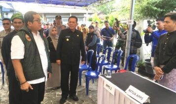 Komisi Pemilihan Umum (KPU) Provinsi Kepulauan Riau bersama Gubernur Kepri melaksanakan peninjauan ke Tempat Pemungutan Suara (TPS) serta stakeholder terkait di TPS 13 berada di Kecamatan Tanjungpinang Barat. (Foto: Roland/Presmedia.id)