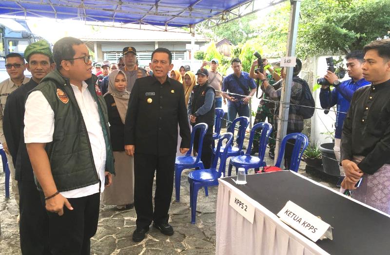Komisi Pemilihan Umum KPU Provinsi Kepulauan Riau bersama Gubernur Kepri melaksanakan peninjauan ke Tempat Pemungutan Suara TPS serta stakeholder terkait di TPS 13 berada di Kecamatan Tanjungpinang Barat Komisi Pemilihan Umum (KPU) Provinsi Kepulauan Riau bersama Gubernur Kepri melaksanakan peninjauan ke Tempat Pemungutan Suara (TPS) serta stakeholder terkait di TPS 13 berada di Kecamatan Tanjungpinang Barat. (Foto: Roland/Presmedia.id)