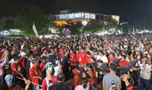 Konser Batak Rura Nauli di Batam, dipenuhi lautan manusia, di Lapangan SP Plaza Batuaji, Sagulung, Batam Sabtu (16/11/2024) malam. (Foto: Wido S/Presmedia.id)