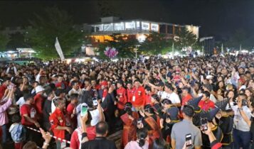 Konser Batak Rura Nauli di Batam, dipenuhi lautan manusia, di Lapangan SP Plaza Batuaji, Sagulung, Batam Sabtu (16/11/2024) malam. (Foto: Wido S/Presmedia.id)