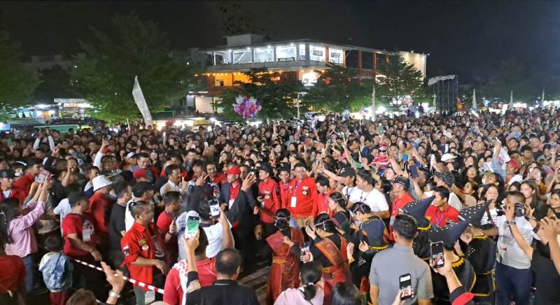 Konser Batak Rura Nauli di Batam, dipenuhi lautan manusia, di Lapangan SP Plaza Batuaji, Sagulung, Batam Sabtu (16/11/2024) malam. (Foto: Wido S/Presmedia.id)