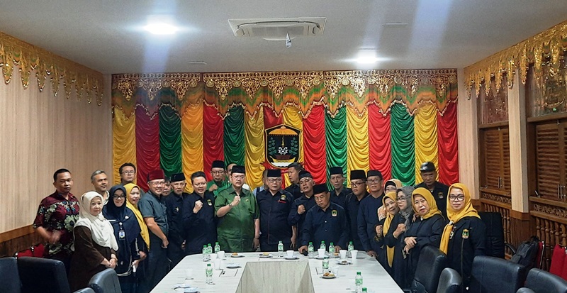 LAM Kepri saat menerima aduan Pemilik PT Dani Tasya Lestari DTL Megat Ruri Afriansyah di Gedung LAM Kepri Tepi Laut Tanjungpinang LAM Kepri saat menerima aduan Pemilik PT Dani Tasya Lestari (DTL) Megat Ruri Afriansyah di Gedung LAM Kepri Tepi Laut, Tanjungpinang. (Foto: Roland/Presmedia.id)