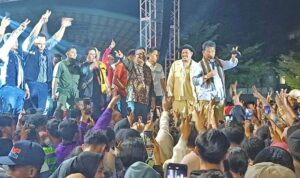 Masyarakat Indonesia Timur Batam yang tergabung dalam Flobamora Batam saat menggelar silaturahmi akbar dengan calon Gubernur Kepulauan Riau (Kepri), H Muhammad Rudi (HMR), di Lapangan SP Plaza, Sagulung, Batam Selasa (19/11/2024).