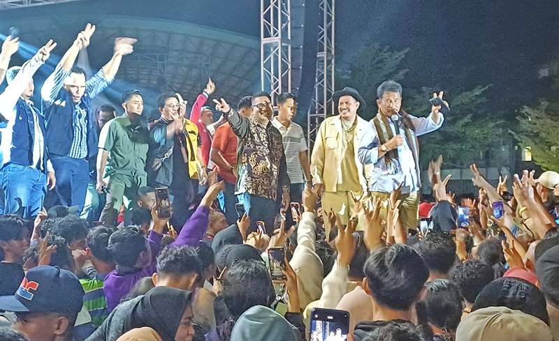 Masyarakat Indonesia Timur Batam yang tergabung dalam Flobamora Batam saat menggelar silaturahmi akbar dengan calon Gubernur Kepulauan Riau (Kepri), H Muhammad Rudi (HMR), di Lapangan SP Plaza, Sagulung, Batam Selasa (19/11/2024).