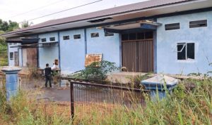 Pabrik Es di Desa Berakit Kecamatan Teluk Sebong seharga Rp5 miliar yang terbengkalai. (Foto: Hasura/Presmedia.id)