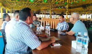 Panitia dan Pengarah Konser Rura Nauli saat melakukan pertemuan dengan calon Gubernur Kepulauan Riau (Kepri) nomor urut 2, H Muhammad Rudi (HMR) di Batam pada Kamis (7/11/2024). (Foto: Tim HMR)