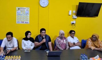 Paslon Roby-Deby beserta Timnya mendeklarasikan kemenangannya 68,3 persen di Posko Pemenangan Km 16 Desa Toapaya Selatan. (Foto Hasura)