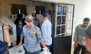 Petugas Linmas Saat membawa logistik kotak suara dan surat suara ke ruang rapat pleno  terbuka di Kecamtan Tanjungpinang Timur (Roland/ Presmedia)