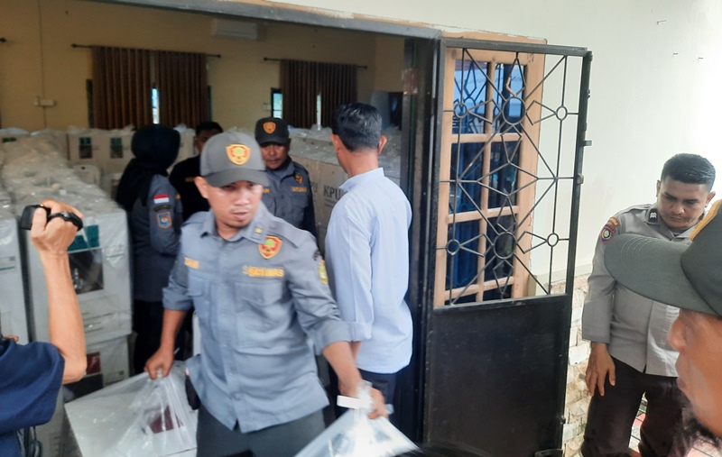 Petugas Linmas Saat membawa logistik kotak suara dan surat suara ke ruang rapat pleno terbuka di Kecamtan Tanjungpinang Timur Petugas Linmas Saat membawa logistik kotak suara dan surat suara ke ruang rapat pleno terbuka di Kecamtan Tanjungpinang Timur (Roland/ Presmedia)
