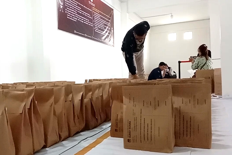 Petugas melakukan packing logistik Pilkada 2024. (Foto: Roland/Presmedi.id)