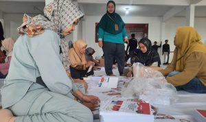 Petugas pelipatan dan Sortir surat suara saat melakukan pelipatan kertas surat suara Pilkada di Gudang KPU Tanjungpinang (Roland/ Presmedia)