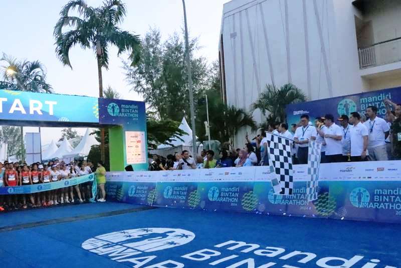 Plt Bupati Bintan Ahdi Muqsith dan Manajemen Bintan Resorts Lagoi Bintan saat Melepas ribuan peserta Mandiri Bintan Marathon 2024 di Bintan Resorts Lagoi Bay Kawasan Pariwisata Lagoi Plt Bupati Bintan, Ahdi Muqsith dan Manajemen Bintan Resorts Lagoi-Bintan saat Melepas ribuan peserta Mandiri Bintan Marathon 2024 di Bintan Resorts, Lagoi Bay Kawasan Pariwisata Lagoi.