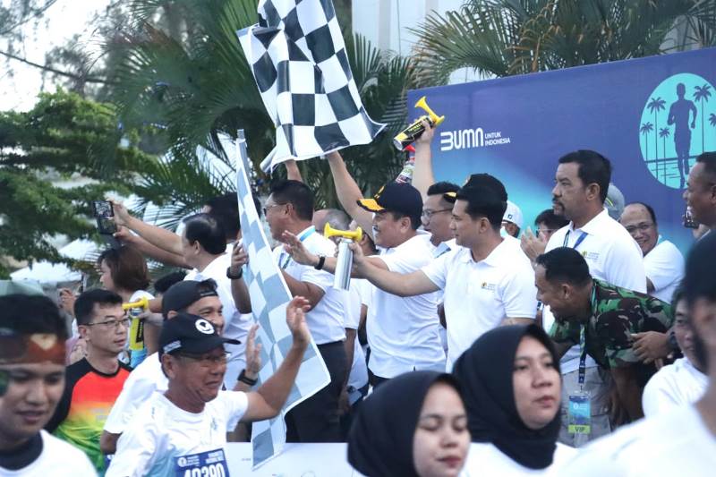 Plt Bupati Bintan Ahdi Muqsith dan Manajemen Bintan Resorts Lagoi Bintan saat meniup terompet pelepasan ribuan peserta Mandiri Bintan Marathon 2024 Bintan Plt Bupati Bintan, Ahdi Muqsith dan Manajemen Bintan Resorts Lagoi-Bintan saat meniup terompet pelepasan ribuan peserta Mandiri Bintan Marathon 2024 Bintan.
