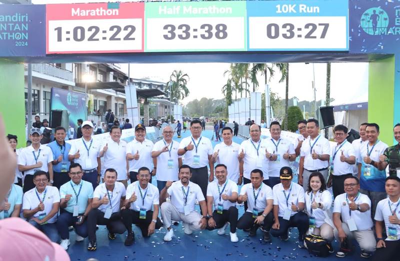 Plt Bupati Bintan Ahdi Muqsith dan kepala dinas Pariwisata Kepri Guntur Sakti beserta panitia penyelenggara Mandiri Bintan Marathon 2024 di Lagoi Bintan Plt Bupati Bintan, Ahdi Muqsith dan kepala dinas Pariwisata Kepri Guntur Sakti beserta panitia penyelenggara Mandiri Bintan Marathon 2024 di Lagoi-Bintan.