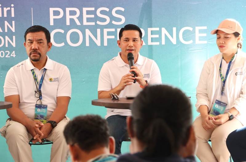 Plt Bupati Bintan Ahdi Muqsith dan kepala dinas Pariwisata Kepri Guntur Sakti saat memberi keterangan Pers dalam pembukaan Mandiri Bintan Marathon 2024 di Lagoi Bintan Plt Bupati Bintan, Ahdi Muqsith dan kepala dinas Pariwisata Kepri Guntur Sakti saat memberi keterangan Pers dalam pembukaan Mandiri Bintan Marathon 2024 di Lagoi-Bintan.