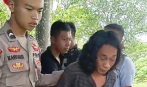 Polisi ringkus pelaku di rumahnya kampung Sei Ladi Kelurahan Kampung Bugis. (Foto: Roland/Presmedia.id)