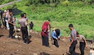 Polresta Tanjungpinang bersama stakeholder terkait melakukan penanaman bibit tanaman bergizi di lahan yang beralamat di Jalan Sei Unggar, Kampung Wak Lolang, RT03/RW02, Kelurahan Dompak, Kecamatan Bukit Bestari, Kota Tanjungpinang. (Foto: Humas)
