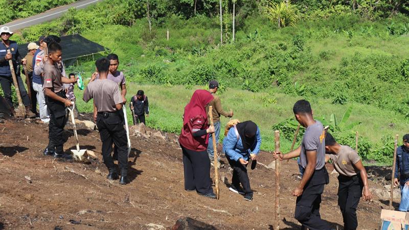 Polresta Tanjungpinang bersama stakeholder terkait melakukan penanaman bibit tanaman bergizi di lahan yang beralamat di Jalan Sei Unggar, Kampung Wak Lolang, RT03/RW02, Kelurahan Dompak, Kecamatan Bukit Bestari, Kota Tanjungpinang. (Foto: Humas)
