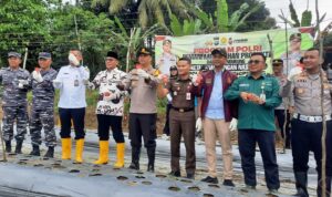 Polresta Tanjungpinang bersama stakeholder terkait meresmikan pemanfaatan lahan produktif dalam mendukung program ketahanan pangan nasional Polresta Tanjungpinang di Sei Ladi, Senggarang, Tanjungpinang. (Foto: Roland/Presmedia.id)